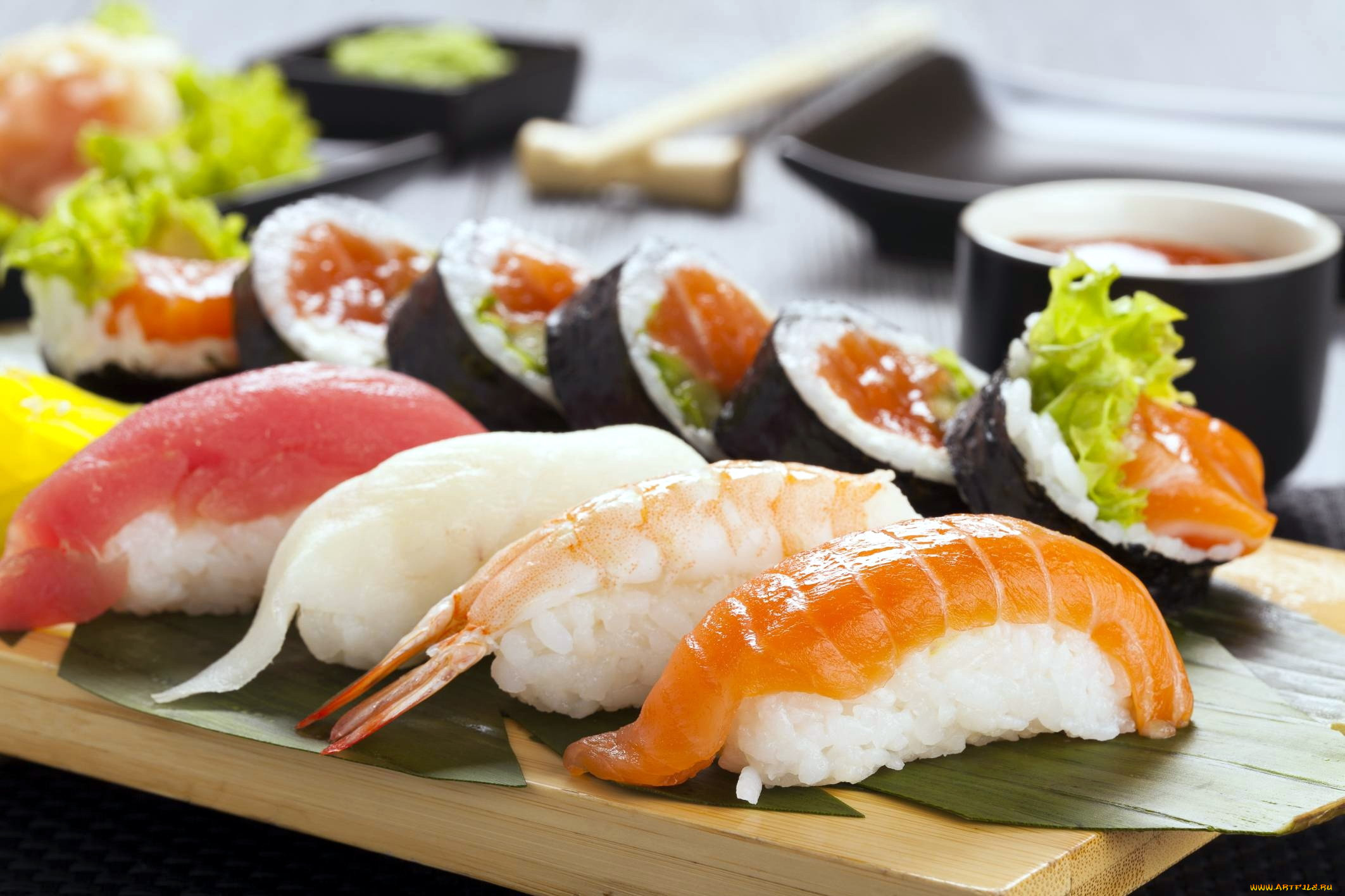 Суши обеды. Японская кухня. Суши роллы японская кухня. Японская еда суши. Суши японские традиционные.